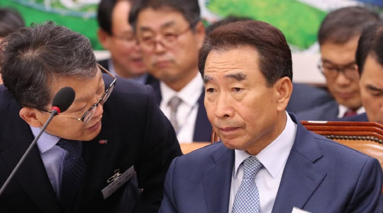 10일 국회에서 열린 산업통상자원중소벤처기업위원회 국정감사에서 이강래 한국도로공사 사장(오른쪽)이 굳은 표정으로 참석해 있다.<연합뉴스>